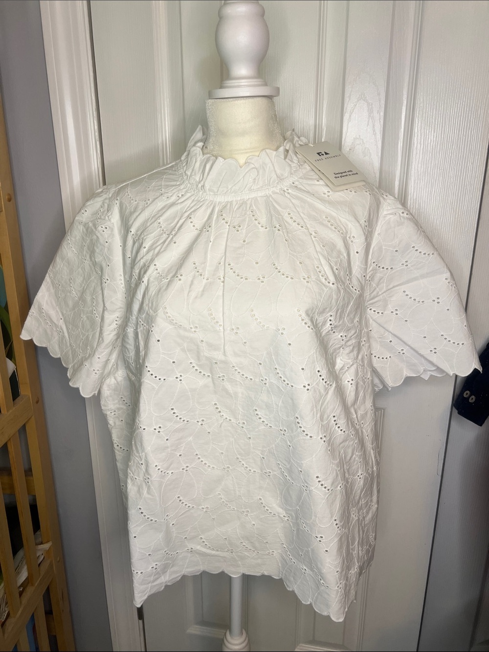 NWT White Eyelet Ruffle Neck Top size xl